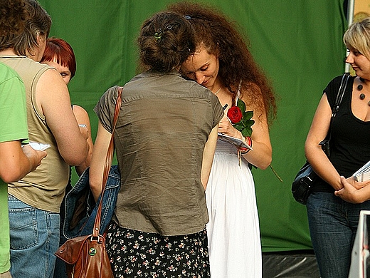 Blues na Mariackiej 2010 - Magda Piskorczyk rozdaje autografy .