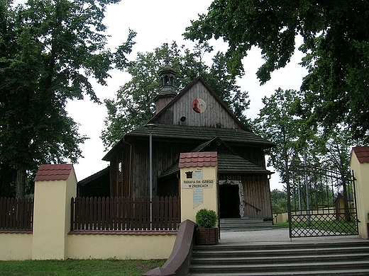 Drewniany kościół Św. Idziego w Zrębicach .