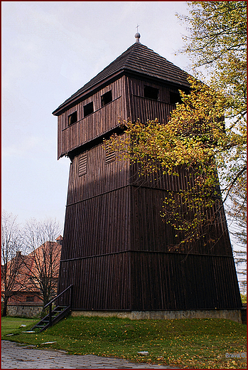 Drewniana dzwonnica przy kościele pw.św.Wawrzyńca w Wojniczu (XVI w.)