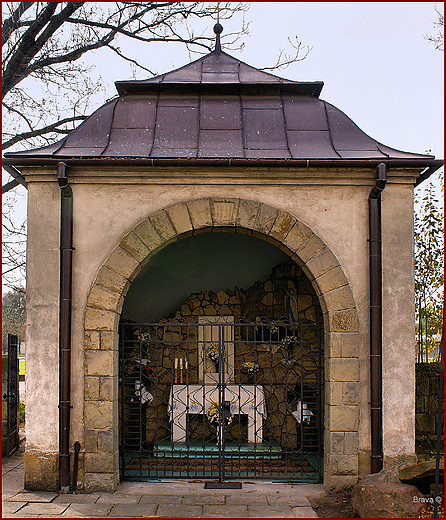 Kapliczka przy kościele ś. Wawrzyńca w Wojniczu