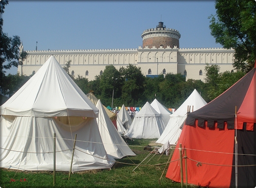 OBOZOWISKO POD ZAMKIEM