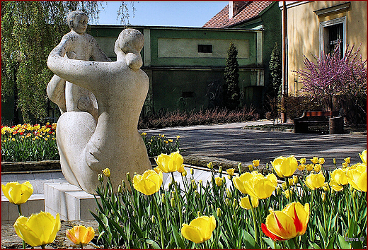 Rzeźba Matki Polski przed Pałacem w Wodzisławiu