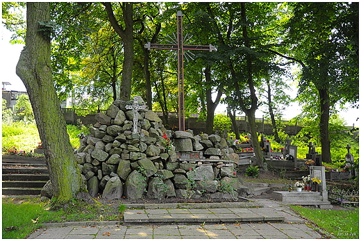 Na przykocielnym cmentarzu. Unisaw
