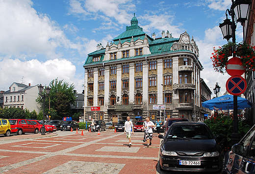 Widok spod ratusza na secesyjny Bank BPH