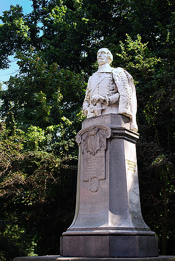 Pomnik  Giovanniego Babtisty Angello von Ballestrema w paacowym parku.