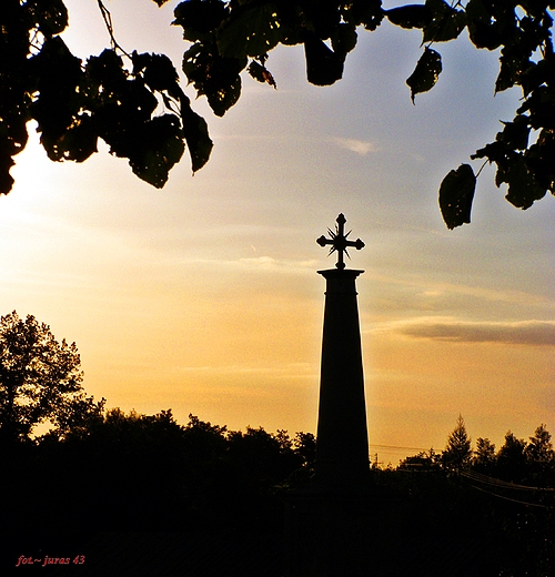 ZAWIEPRZYCE - obelisk osnuty legend.