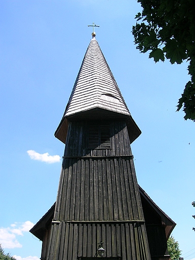 Drewniany kościół w Krzyżowicach na szlaku polichromii brzeskich.