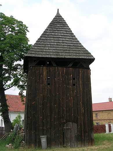 Paww Trzebnicki - drewniana dzwonnica z p.XIX w.