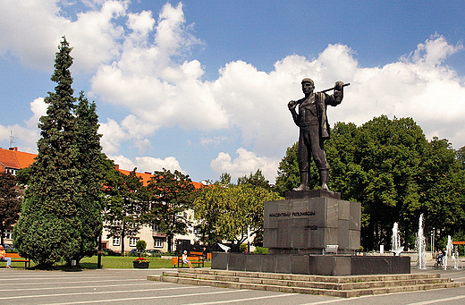Zabrze. Skwer przy ul. 3go Maja z pomnikiem W. Pstrowskiego.