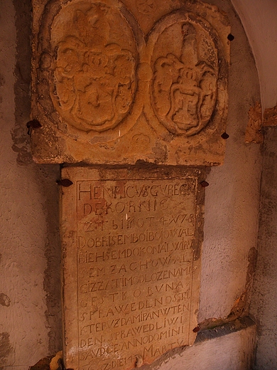 Płyta grobowa w bramce kościoła w Górkach