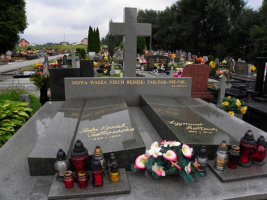 Grób Zofii Kossak Szatkowskiej na cmentarzu w Górkach Wielkich