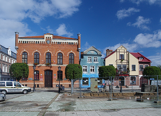 Puc. Rynek z XIX wiecznym neogotycjim ratuszem.