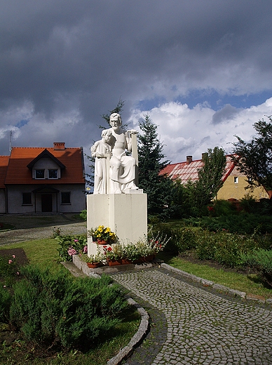 Figura w. Jzefa i Jezusa z 1937r. stojca przed kocioem farnym