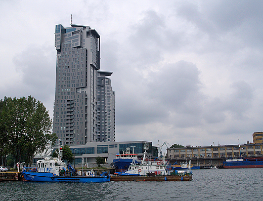 Gdynia. Widok na gmachy Sea Towers od strony portu.