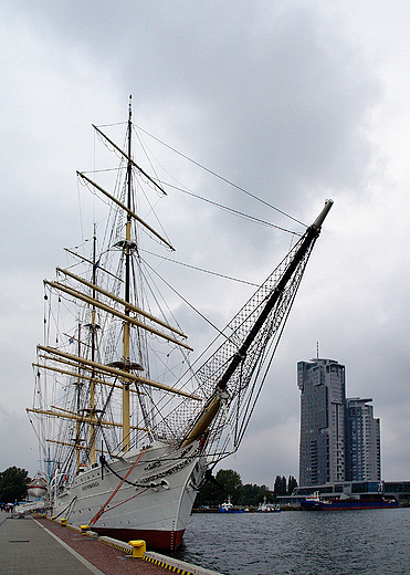 Gdynia. Dar Pomorza na tle wieowcw Sea Towers.