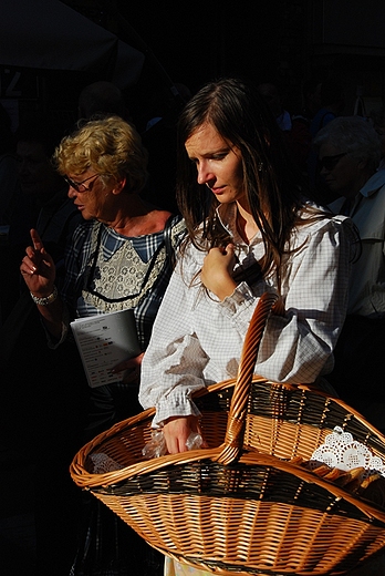 Festiwal Singera w Warszawie. Sprzedawczyni kruchych pysznych ciastek