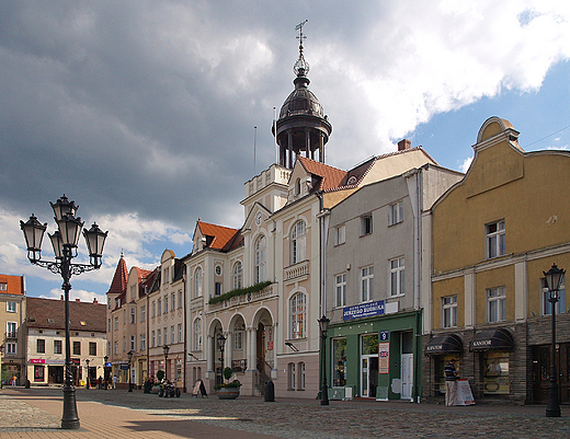 Wejherowo. Fragment rynku z ratuszem.