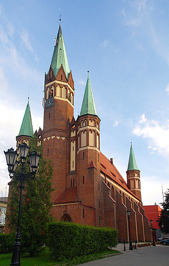 Wejherowo. Fronton kocioa w. Stanisawa Kostki.