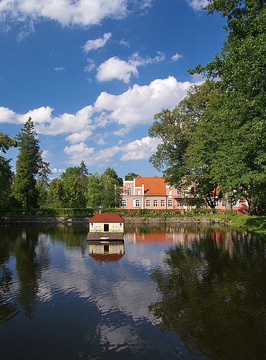 Park Miejski w Wejherowie. Widok znad stawu na paac - muzeum.