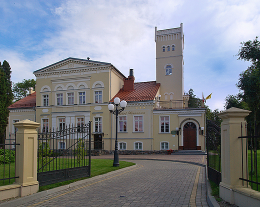 Brama wjazdowa i pałac wybudowane w stylu eklektycznym w II poł. XIX w.