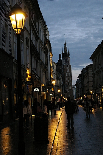 Kraków - ulica Floriańska wieczorem.