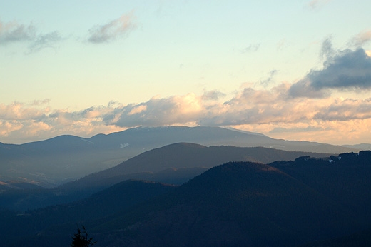 Widok z Wielkiej Raczy na wschd - zamykajce horyzont Pilsko (1557 m.n.p.m.) oraz Mucu (poniej - 1165 m.n.p.m.). Beskid ywiecki