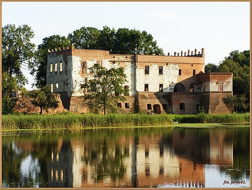 RENESANSOWY ZAMEK BASTIONOWY W KRUPEM