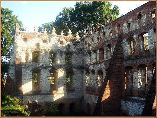 RENESANSOWY ZAMEK BASTIONOWY W KRUPEM