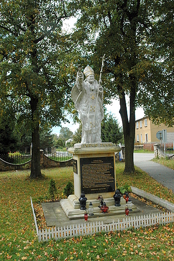 Czarna - pomnik Jana Pawa II