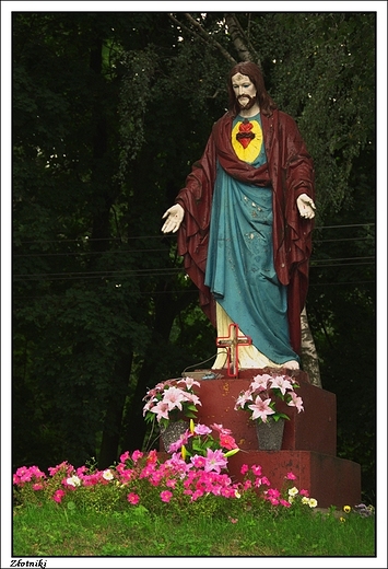 Zotniki - figura Chrystusa przed cmentarzem