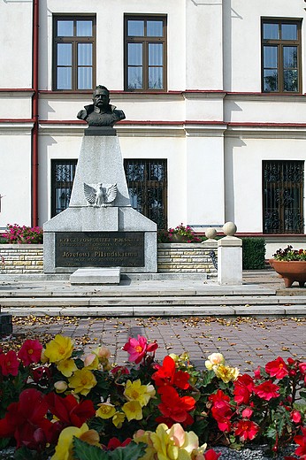 Olkusz. Pomnik Pisudskiego.