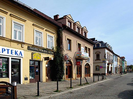 Zabytkowe kamieniczki w rynku.