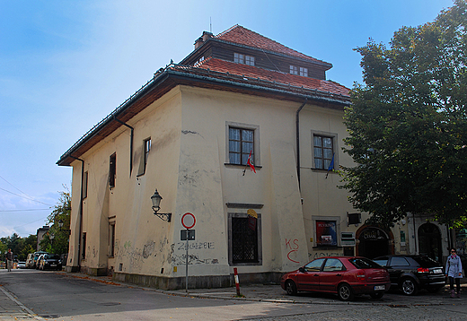 Olkusz. Batorwka. Zabytkowy dom kryty tzw. dachem polskim z epoki renesansu.