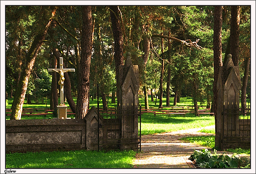 Galew - fragment ogrodzenia i parku z kalwari przy kociele parafialnym