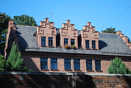 Nikiszowiec. Okna w budynku jadodajni.