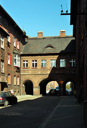 Nikiszowiec. Podcienia przy wejciu na rynek.