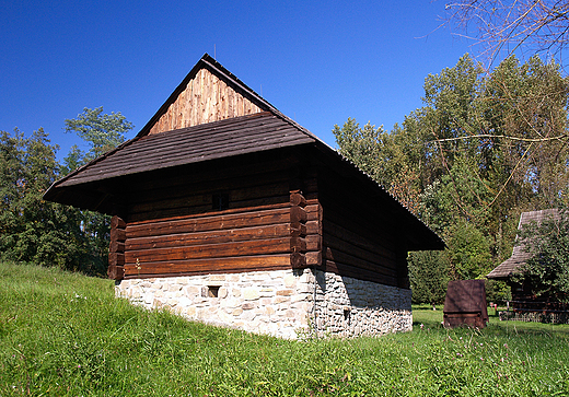 Grnolski Park Etnograficzny. Spichlerz z piwnic z Brennej z XVIII w.