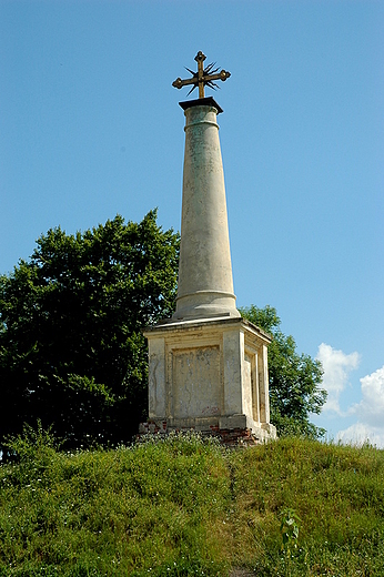 Zawieprzyce - statua na skarpie