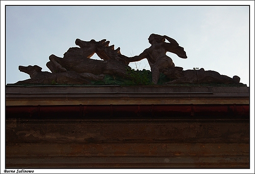 Borne Sulinowo - oryginalny kamienny pomnik na zwieczeniu sali balowej domu oficera (widok od strony jeziora Pile)