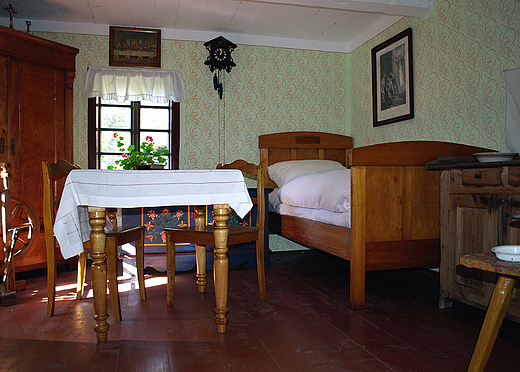 Grnolski Park Etnograficzny. Sypialnia w chacie z Goleszowa.