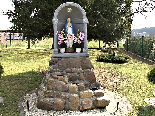 Kapliczka na posesji Pastwa Stasiowskich