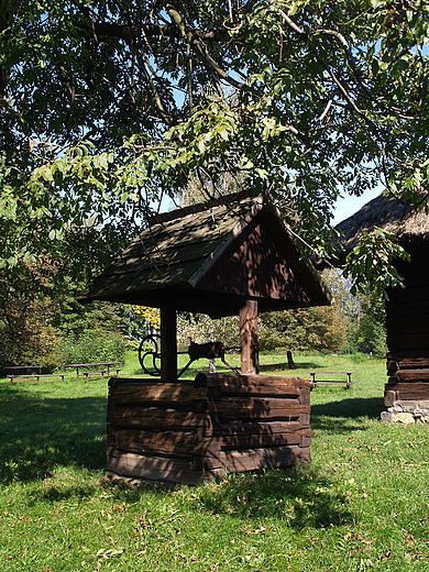 Grnolski Park Etnograficzny. Studnia w zagrodzie myskiej z II po. XIXw.