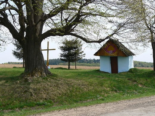 Kapliczka przy drodze