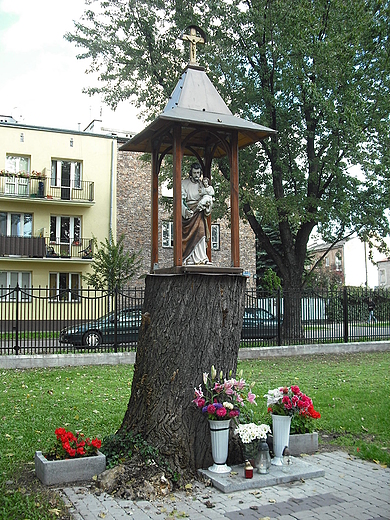 Warszawa. Kapliczka na Placu Szembeka.