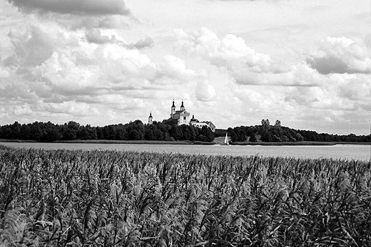 Wigierski klasztor kameduw to jedno z ukochanych miejsc  Jana Pawa II. Wigierski Park Narodowy