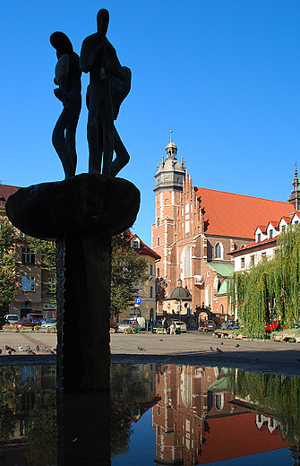Krakw- Kazimierz. Widok sprzed fontanny na Placu Wolnica dawny rynek w kierunku Kocioa Boego Ciaa.