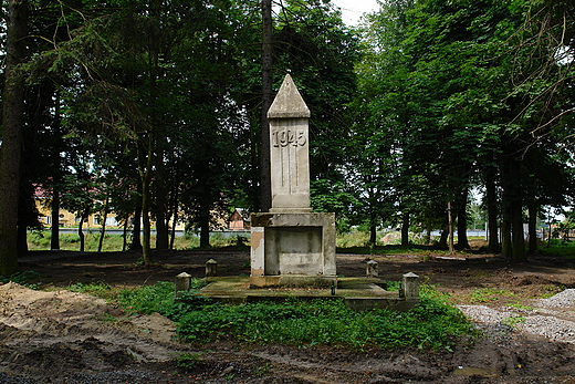 Obelisk w parku. Staszw