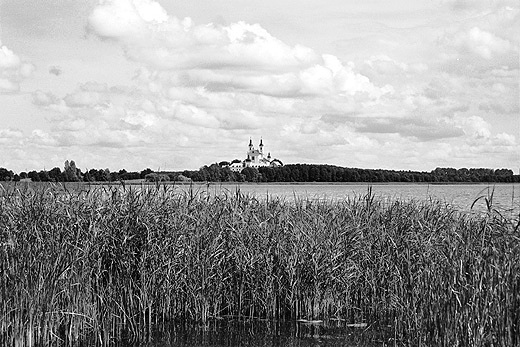 W wigierskim klasztorze kameduw krcony by niemal w caoci film Stanosawa Tyma - Ry. Wigierski Park Narodowy