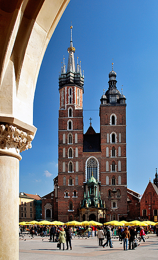 Krakw. Widok na koci Mariacki spod Sukiennic.