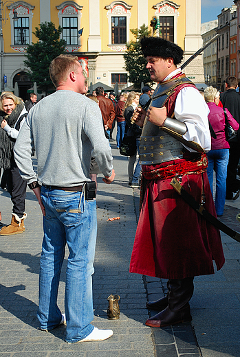 Krakw. Rynek. Pogawdka turysty angielskiego ze szlachetk maopolskim.